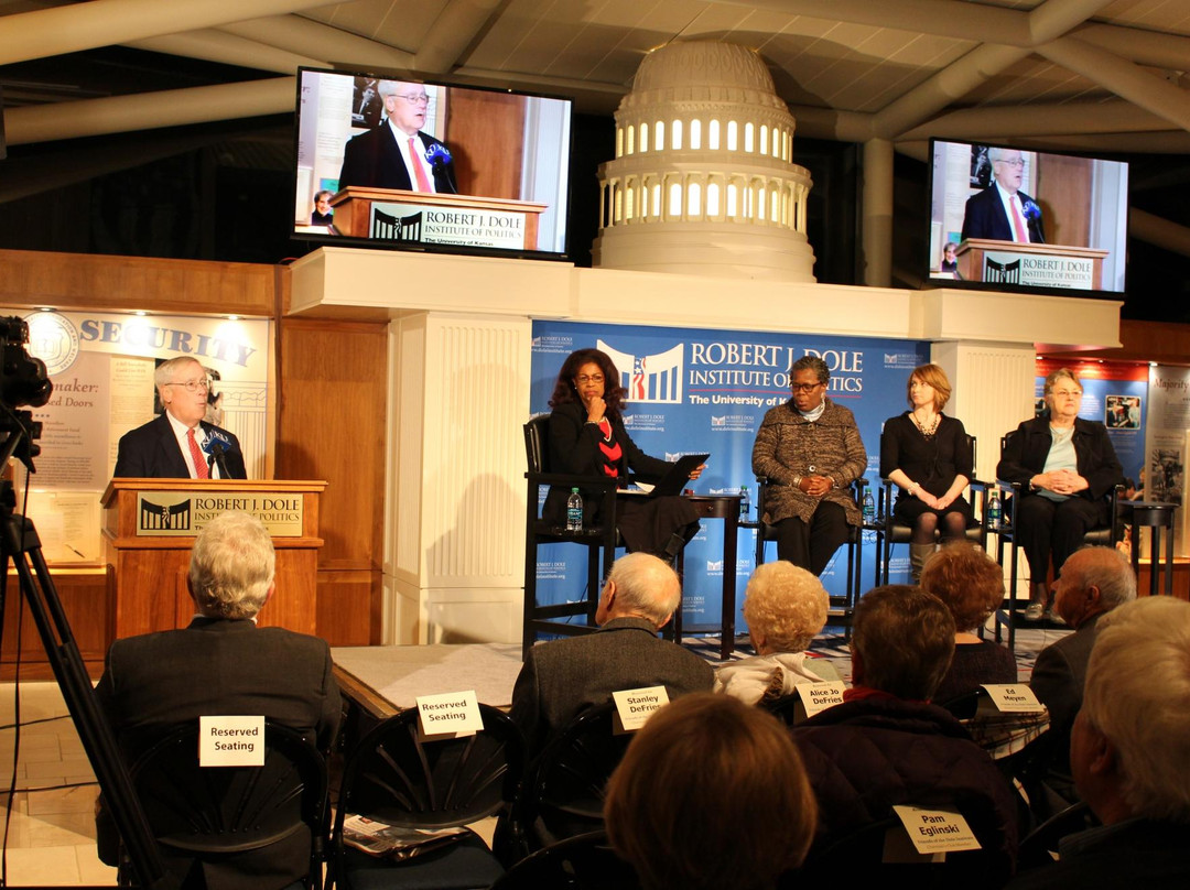Robert J. Dole Institute of Politics-劳伦斯必去景点