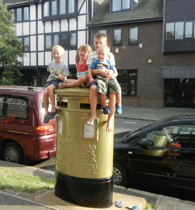 Joanna Rowsell's Gold Post Box - Cheam-伦敦必去景点