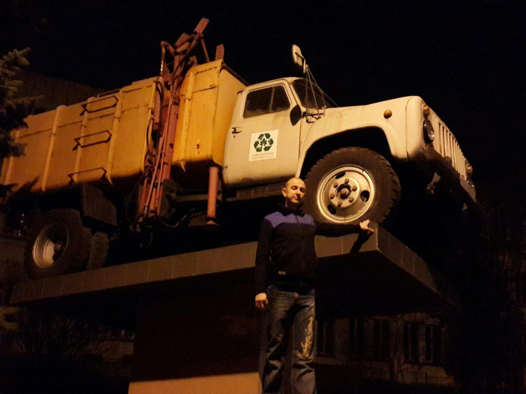 Trash Truck Monument-基辅必去景点