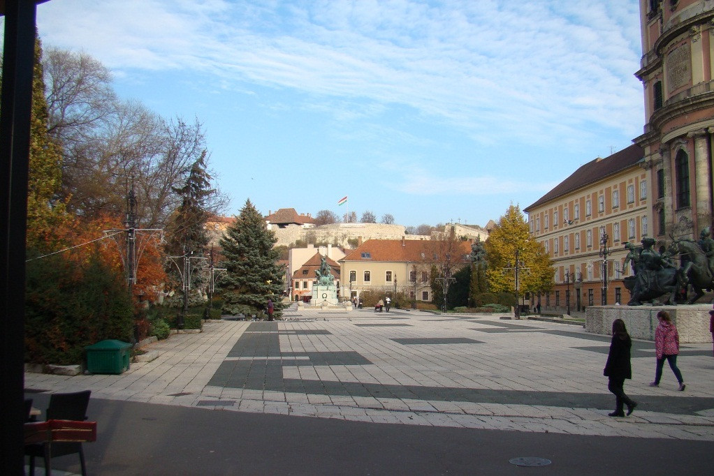 Dobo Square-埃格尔必去景点