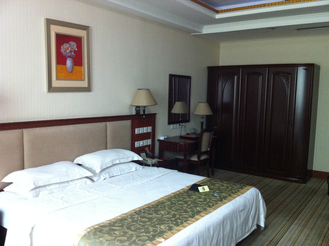 鸿达龙门大酒店主图