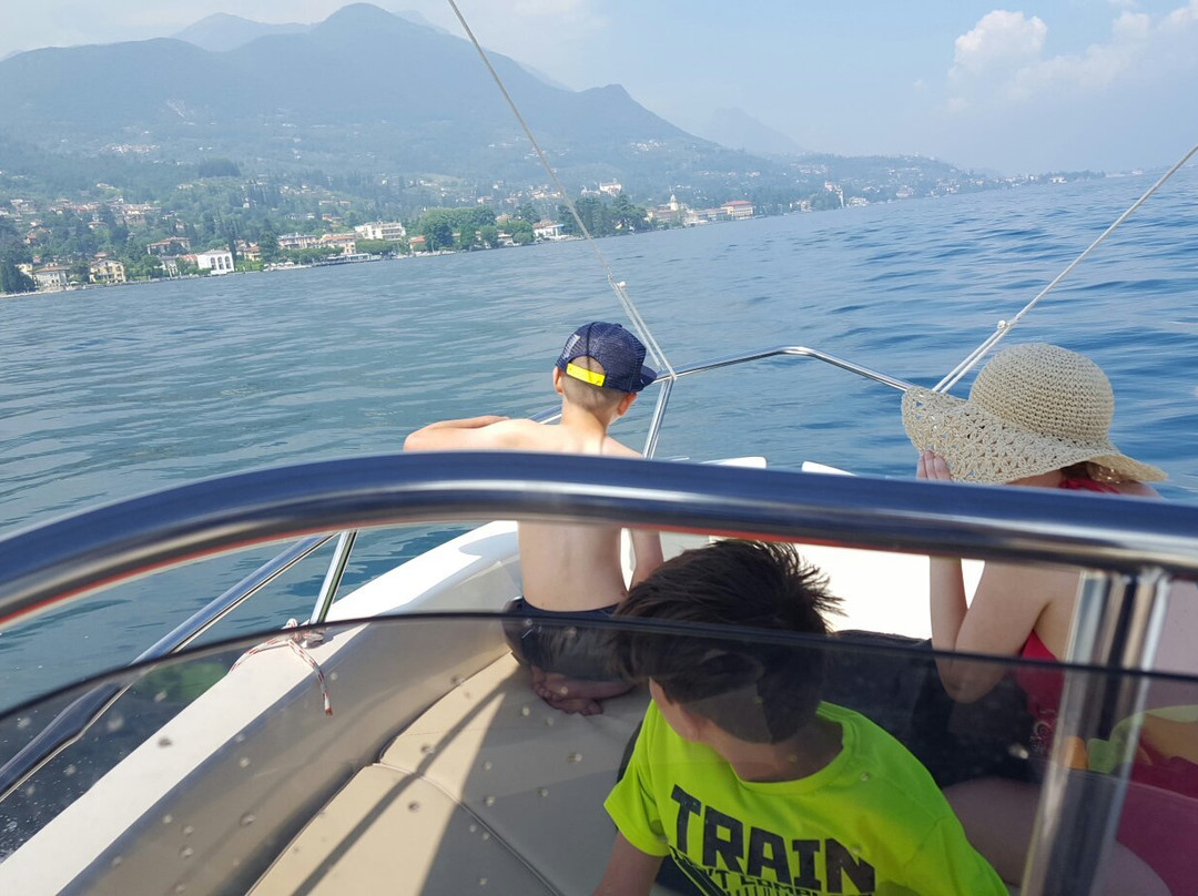 Dolphin Boat snc-代森扎诺-德尔加达必去景点