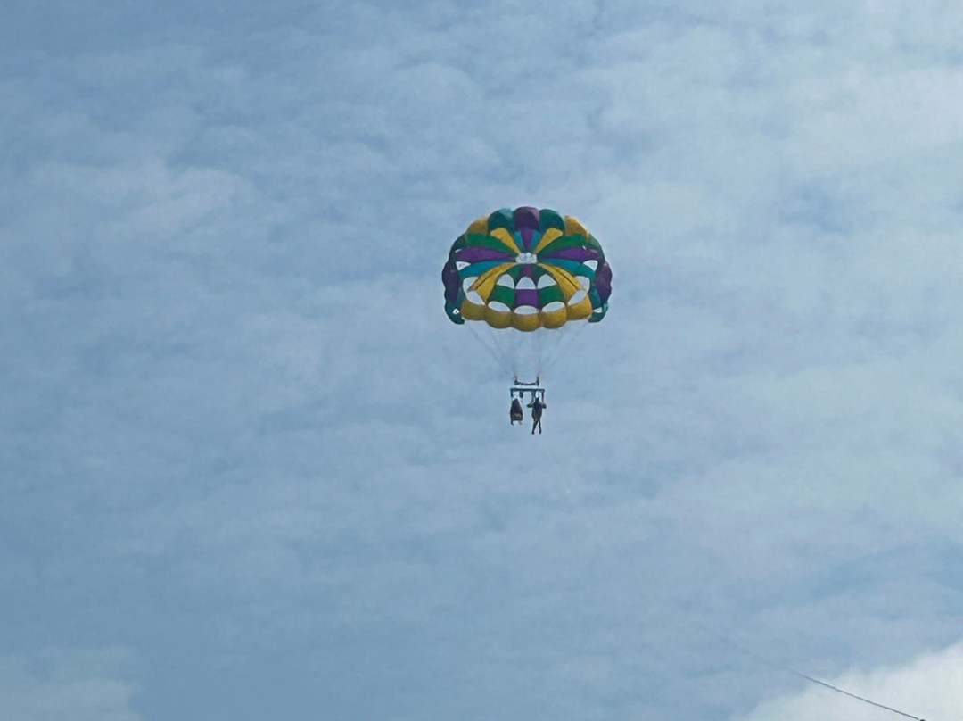 Beach Haven Parasail景点图片