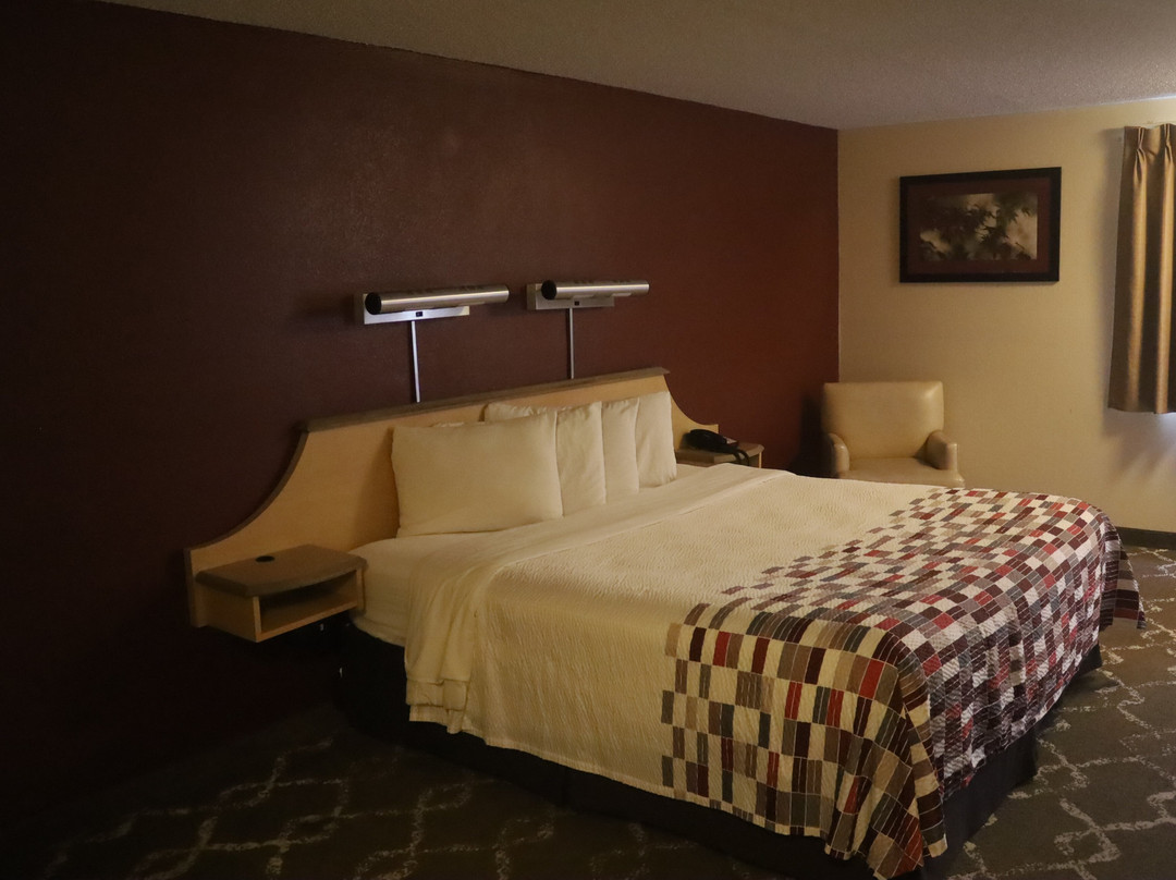 西雅图机场红屋顶客栈酒店主图