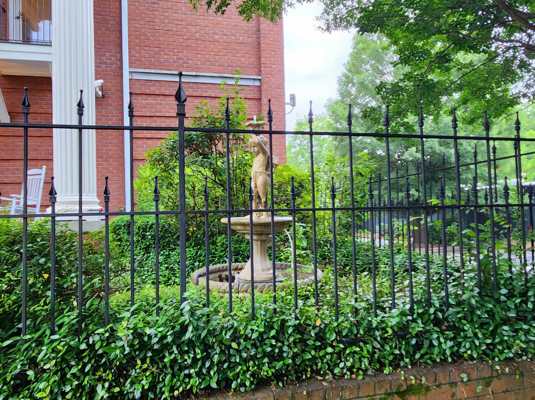 The James Madison Inn主图