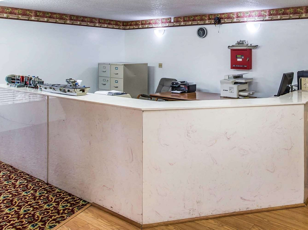 Econo Lodge Inn& Suites Albany