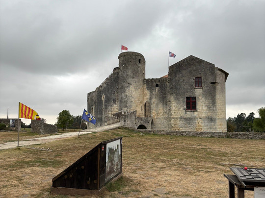 Chateau Fort De La Fée Mélusine-Saint Jean d'Angle必去景点
