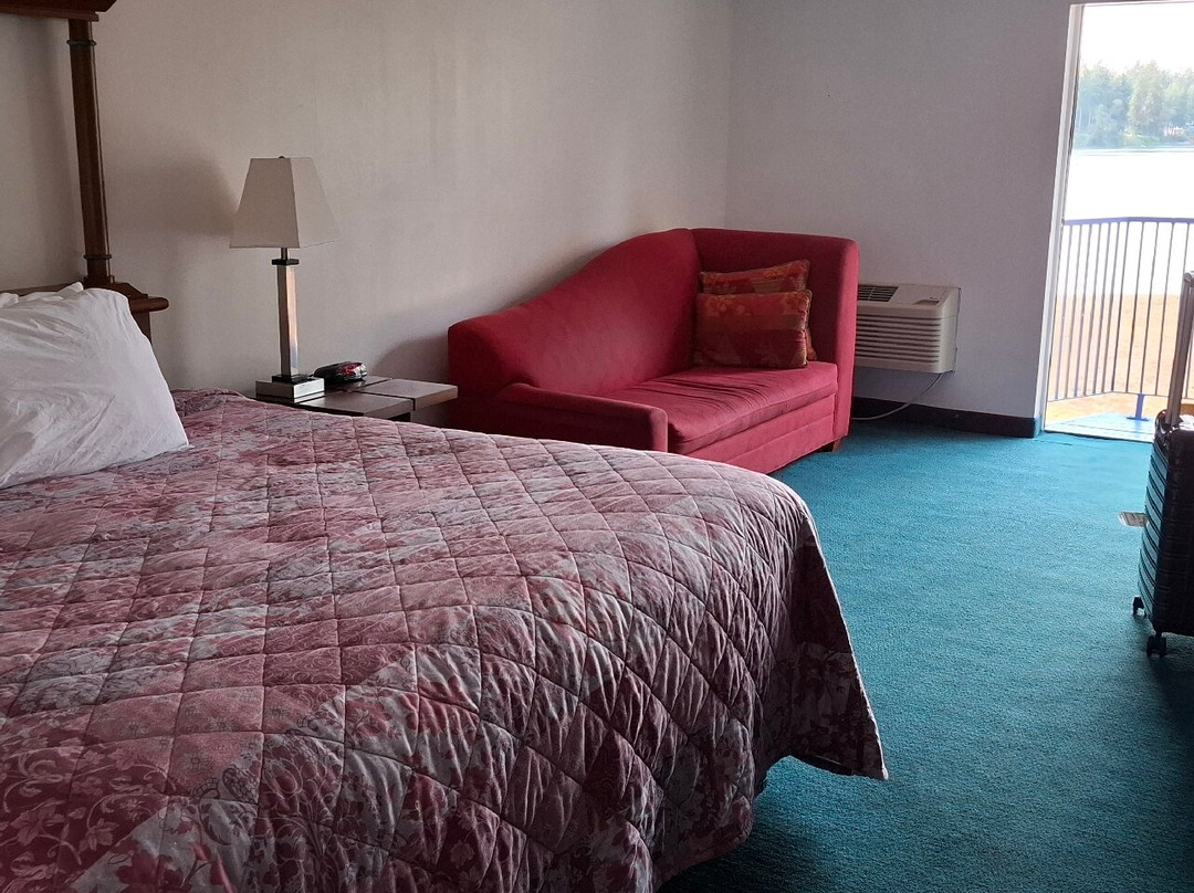 Oyster Bay Inn & Suites主图