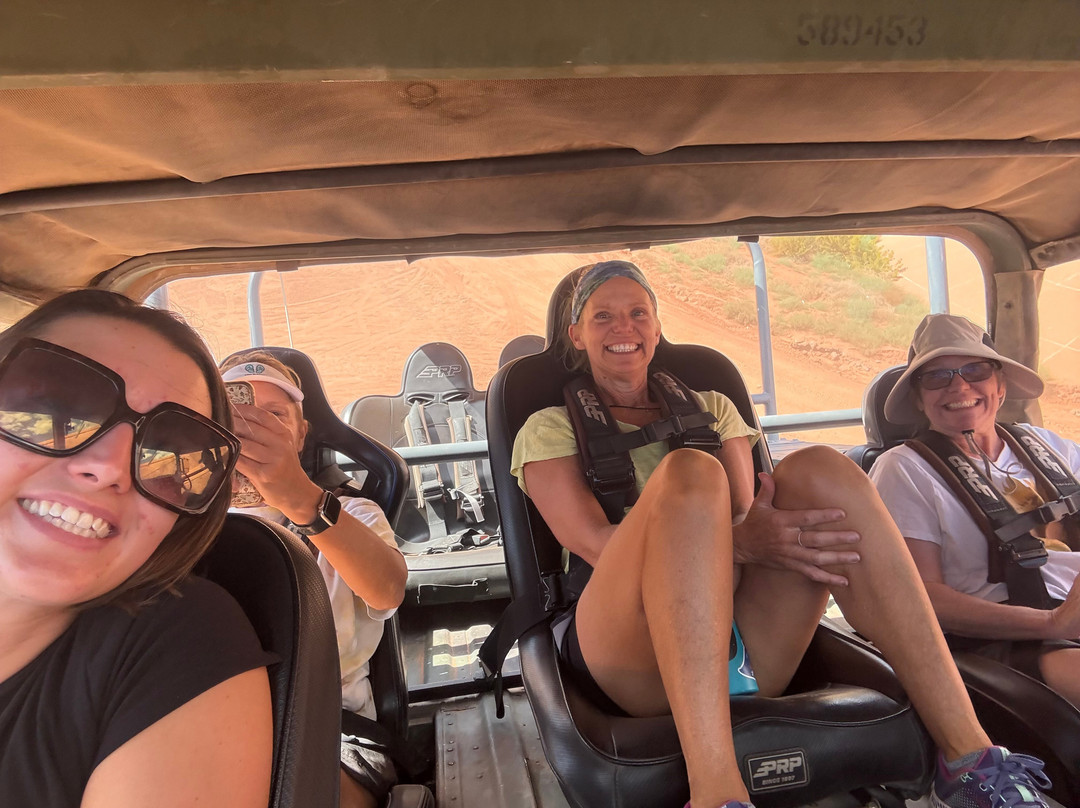 Red Rock Humvee Tours-哈里肯必去景点