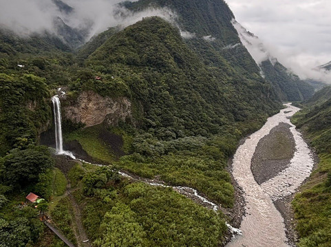 Cascada el Manto de la Novia-巴尼奥斯必去景点