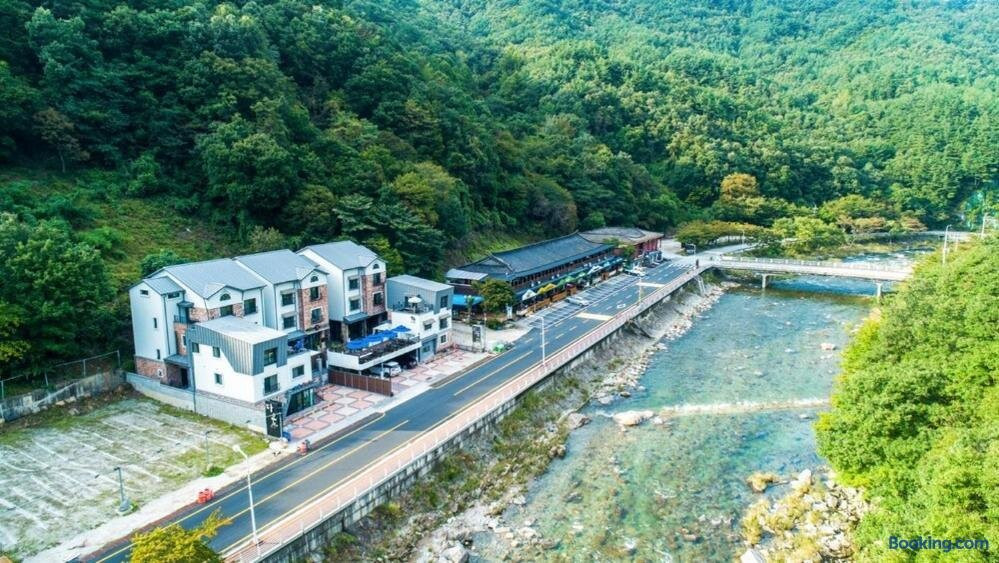 Namwon Jirisan Snake Temple Pension