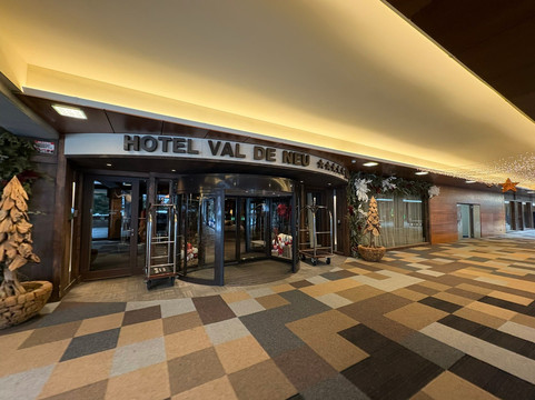 新瓦尔酒店主图