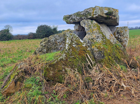 Dolmen de Bommiers-Sainte-Maure-de-Touraine必去景点