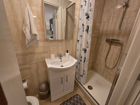 Apple House Wembley Twin Room Shared Bathroom主图