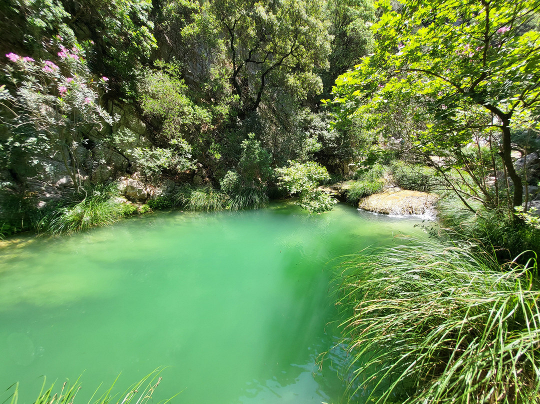 Polylimnio Waterfall-Charavgi必去景点