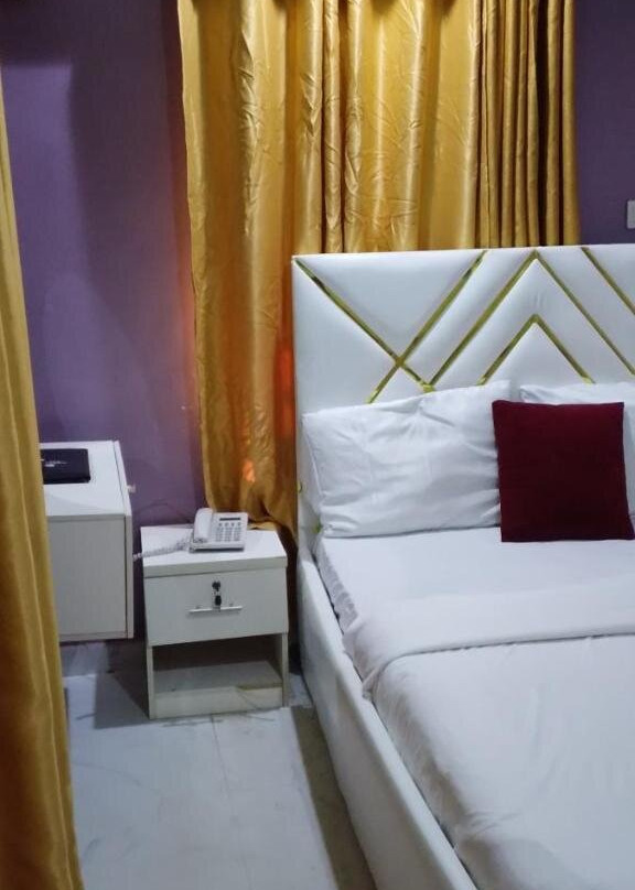 Four J Hotel & Suites