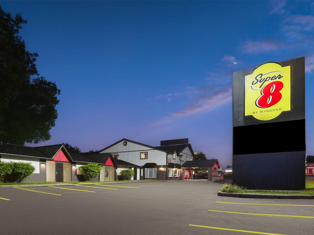 Seeley's Bay酒店住宿-Super 8 by Wyndham Gananoque / Country Squire Resort
