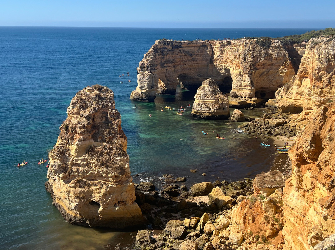 Praia da Marinha-Caramujeira必去景点