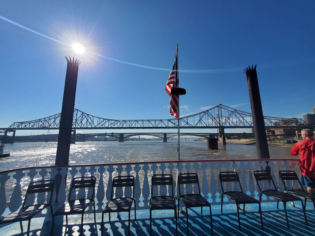 Riverboats at the Gateway Arch-圣路易斯必去景点