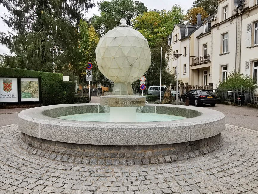 Fontaine de l'Indépendance景点图片