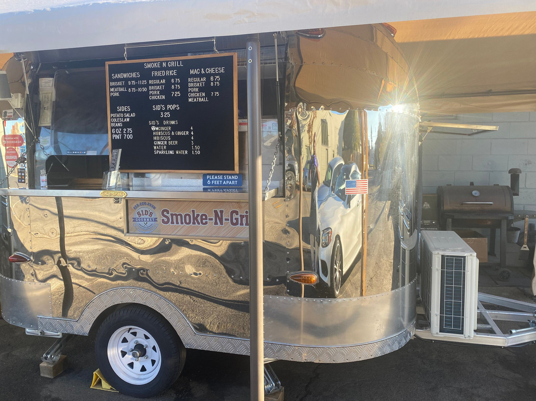 Sid's Gourmet Smoke N Grill