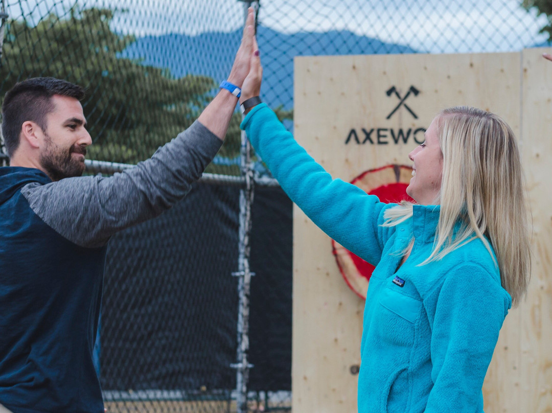Axewood Axe Throwing - Whistler-温哥华必去景点