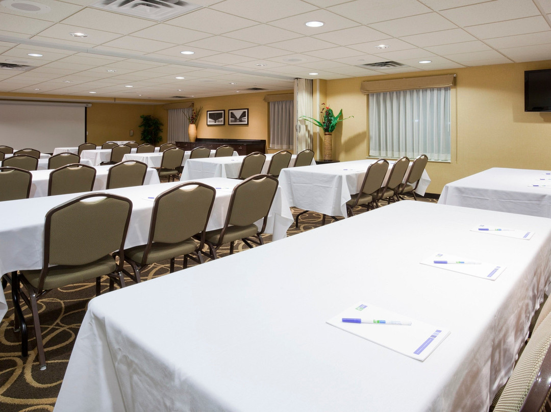 Holiday Inn Express & Suites Rogers By IHG主图