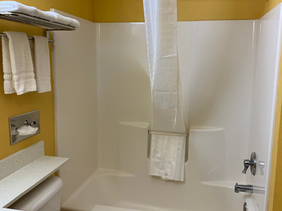 HomeTown Inn & Suites主图