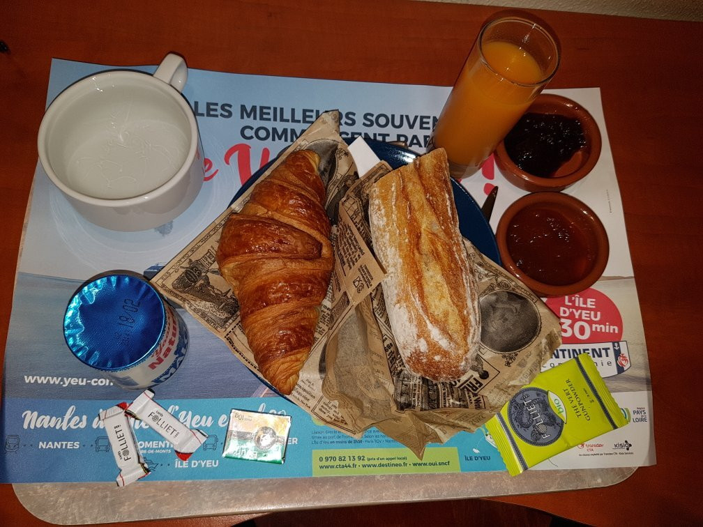 阿曼丁布里特酒店主图