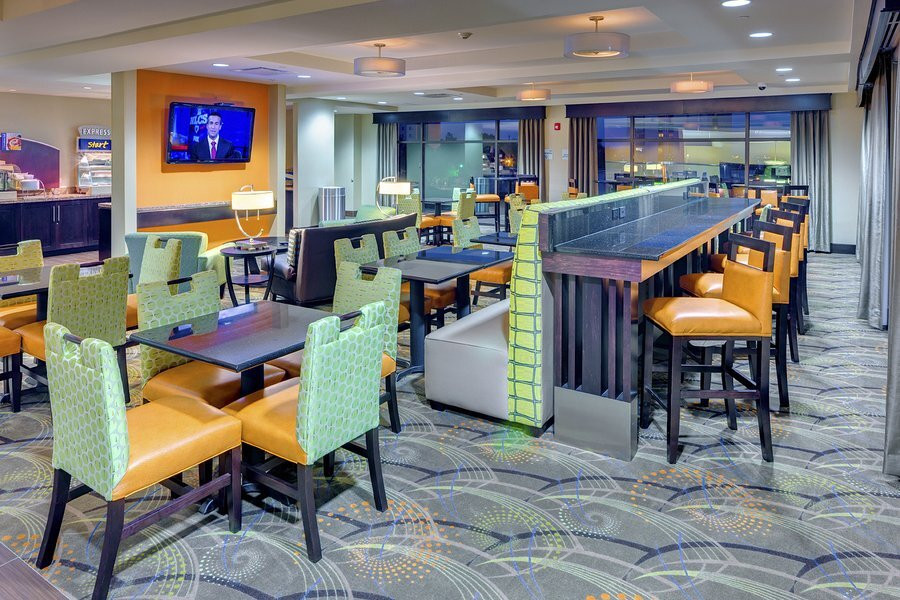 Holiday Inn Express & Suites Kansas City Ku Medical Center by IHG主图