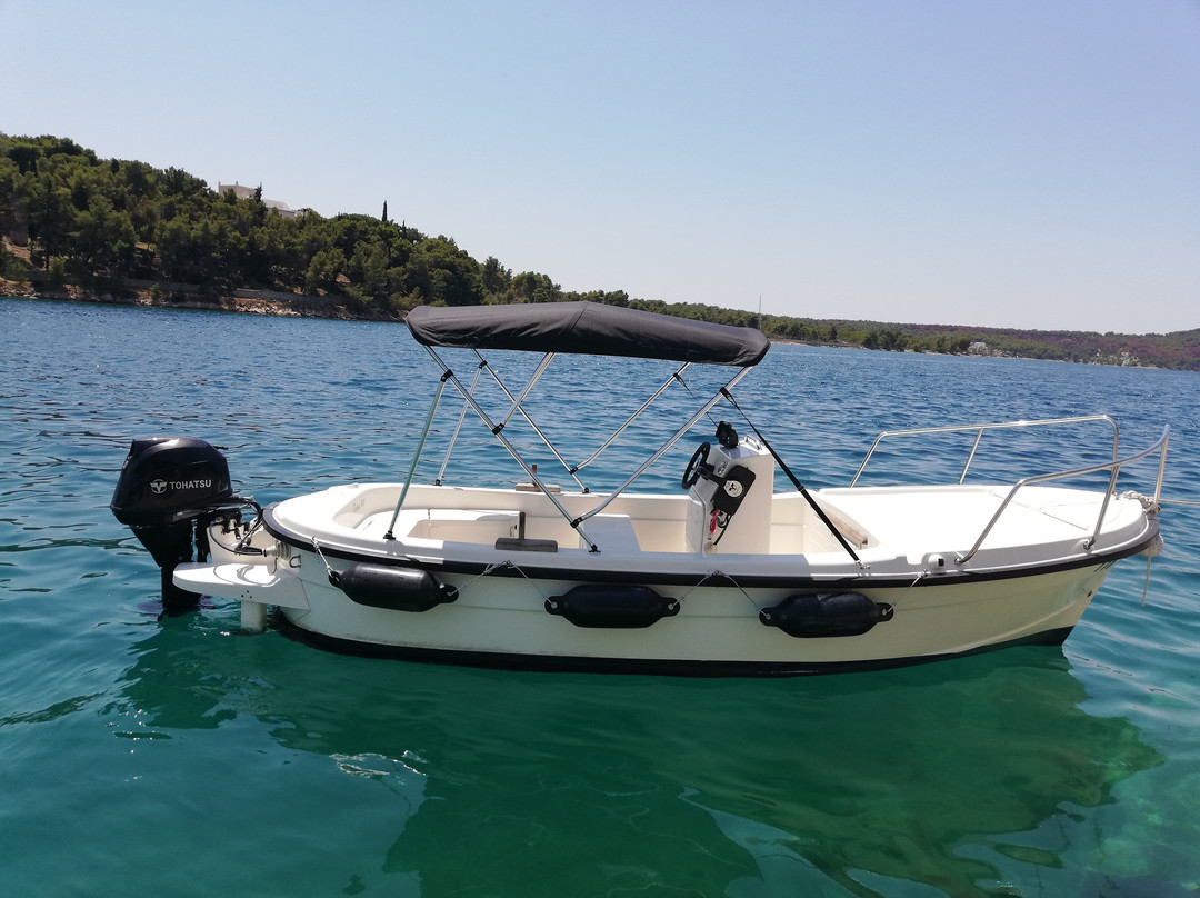 Rent a boat Milna景点图片