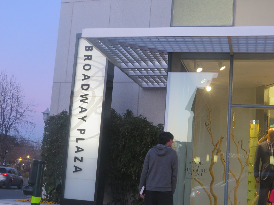 Broadway Plaza-核桃溪必去景点