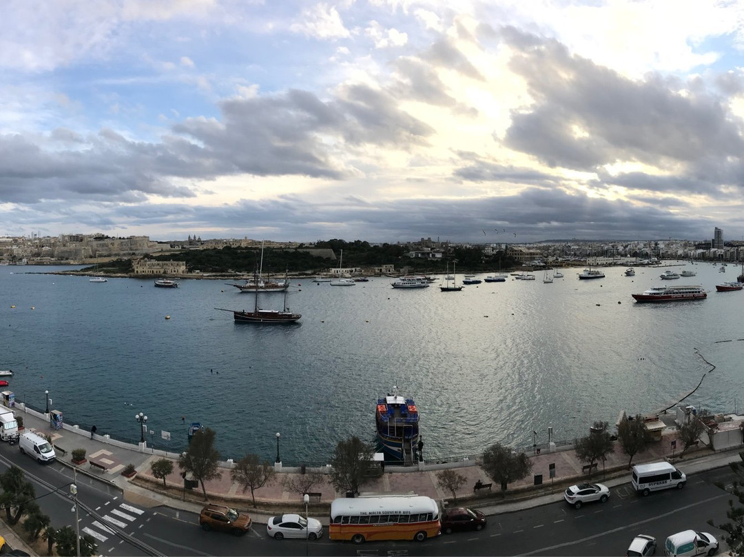 斯丽马滨海酒店主图