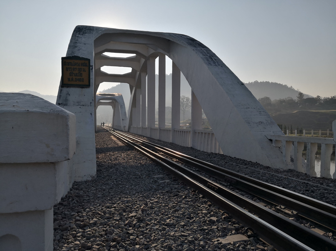 The Tha Chomphu White Bridge-夜塔必去景点