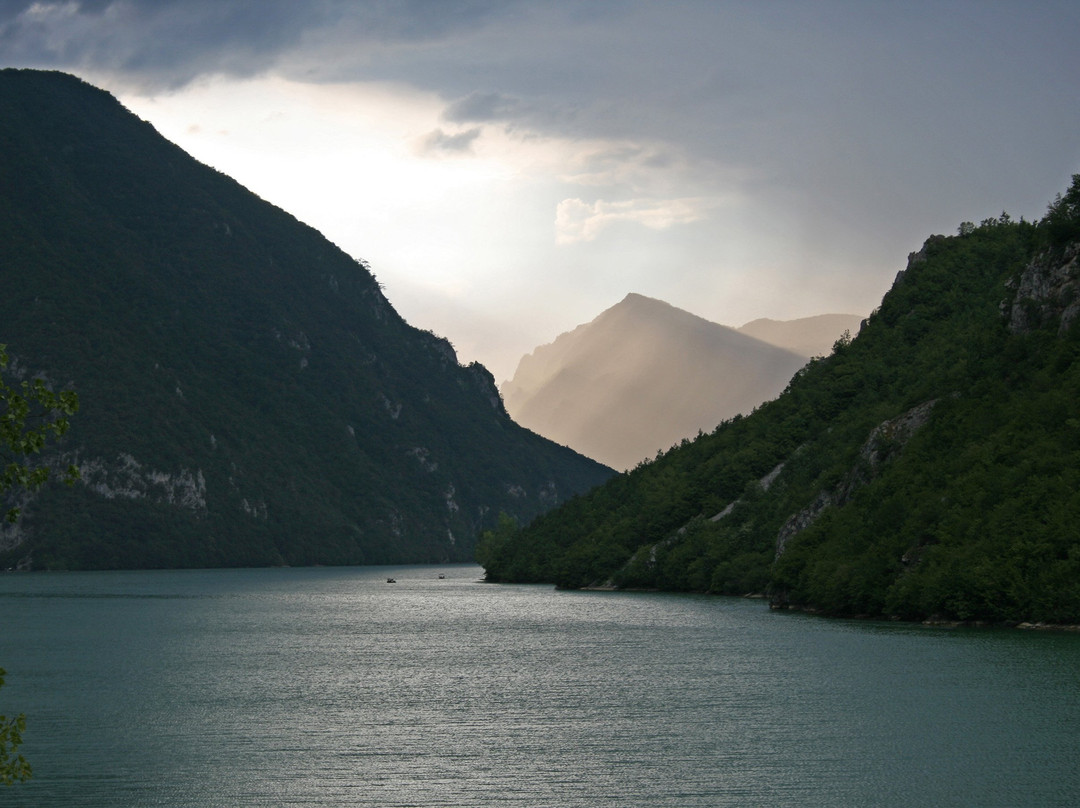 Perucac Lake景点图片