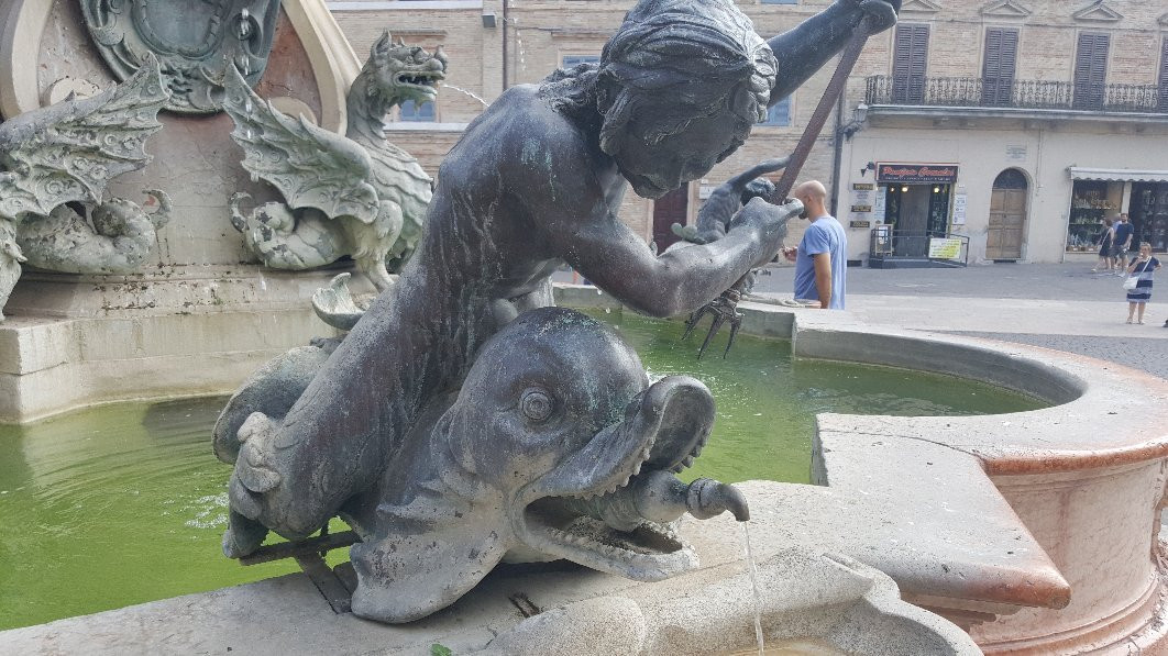 Fontana maggiore景点图片