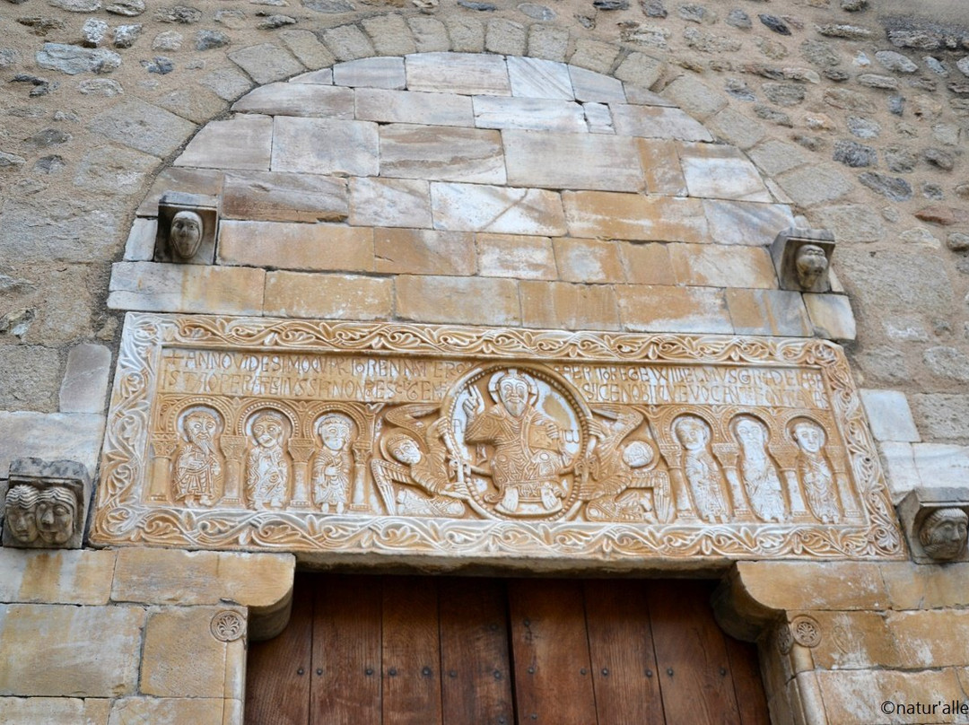 Eglise Saint Michel , le cloitre et le linteau景点图片