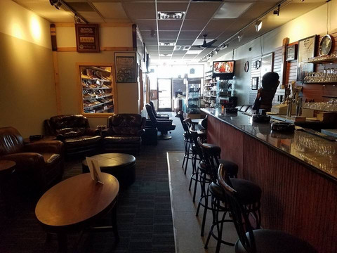 Livonia Cigar Bar, a Smokys Lounge-利沃尼亚必去景点