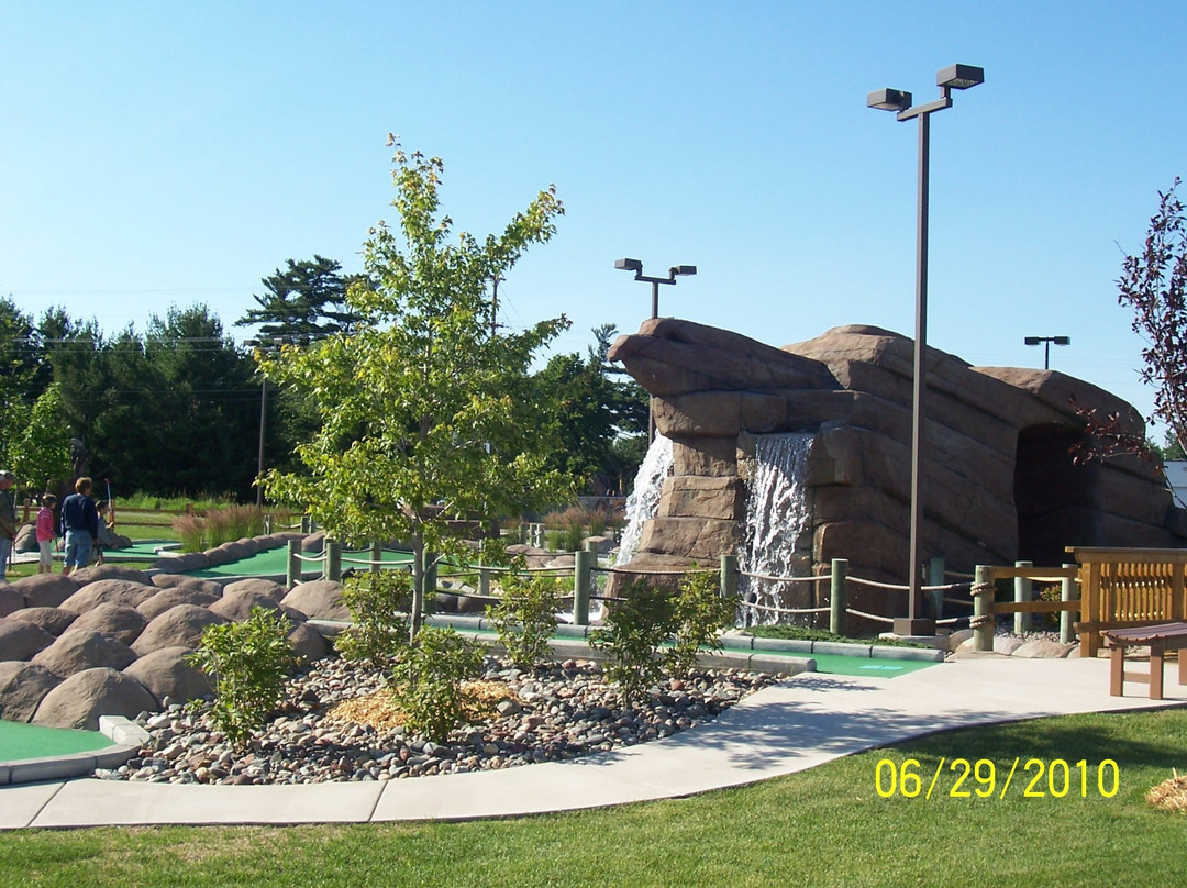 伊格尔里弗旅游景点-Eagle Falls Adventure Golf and Laser Tag