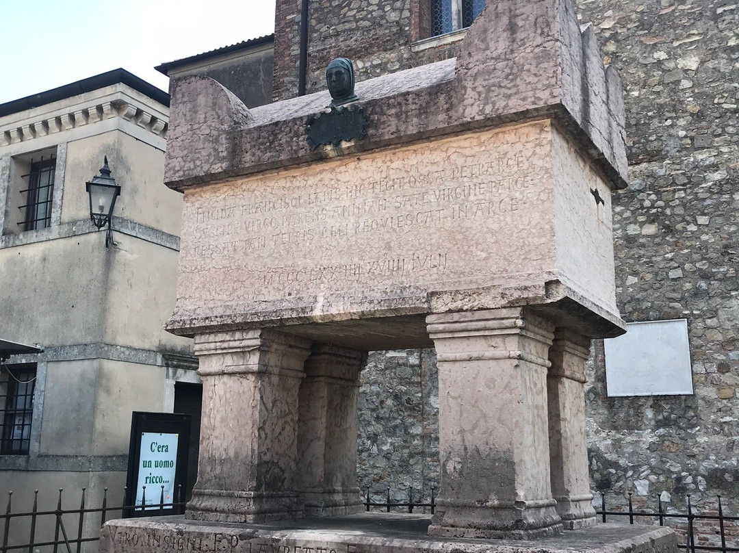 La tomba del Petrarca景点图片