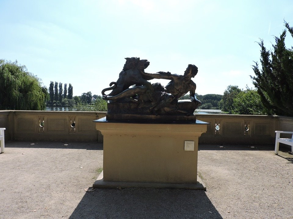 Bronzestatue "Schäfer und Hund von einem Panther angefallen"景点图片