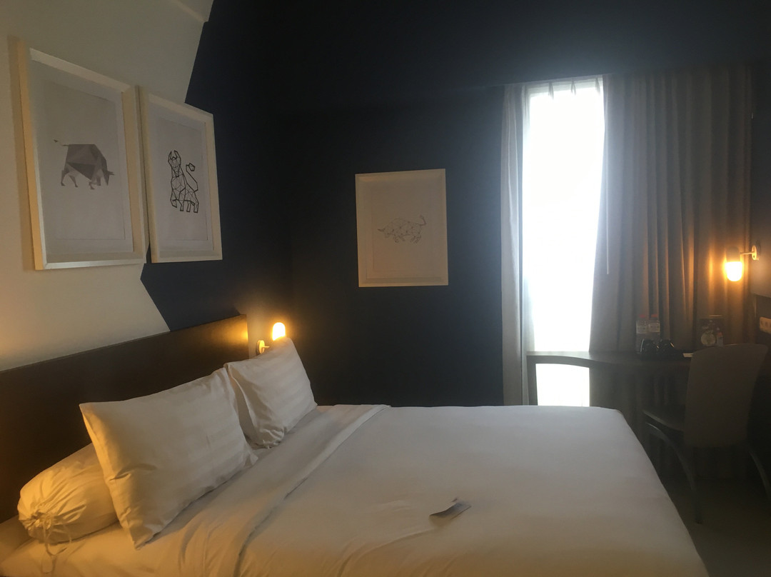 西卡朗节庆宜必思快捷酒店主图