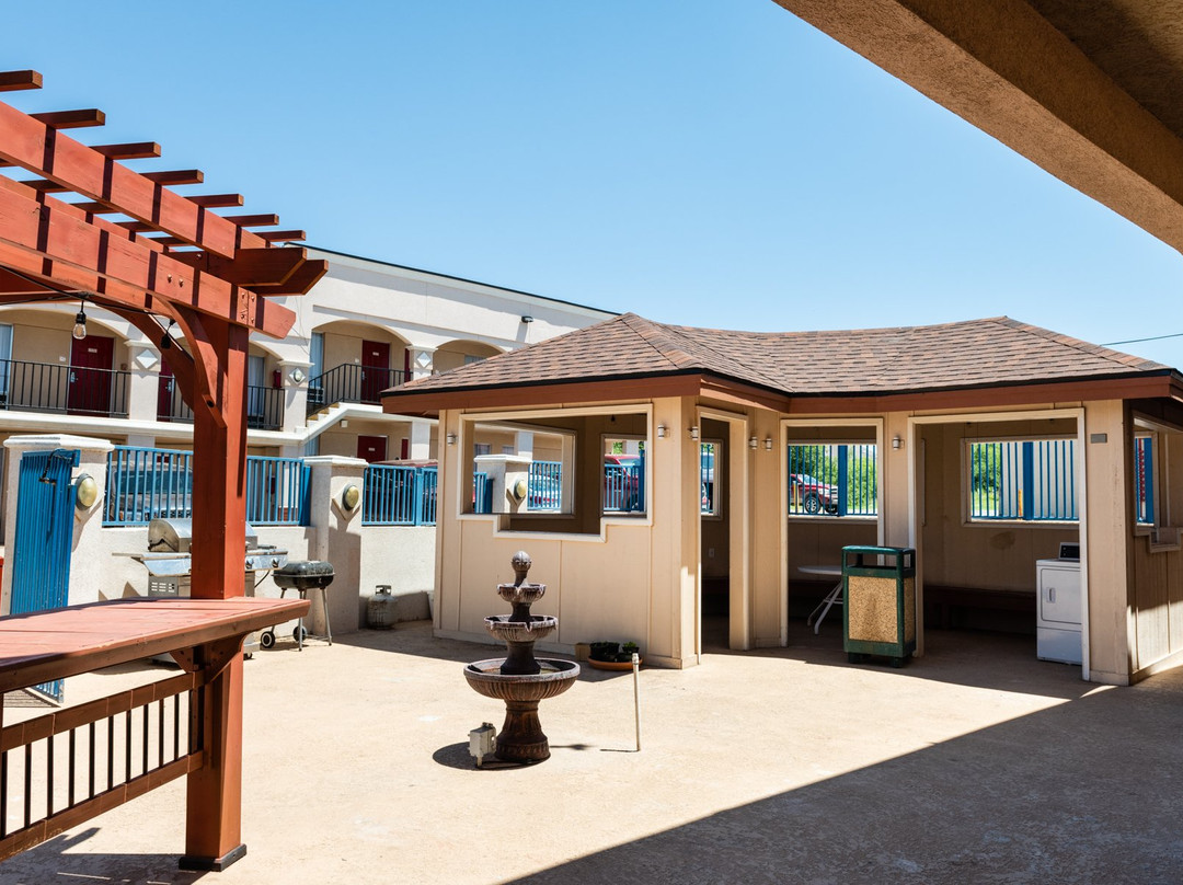 Advantage Inn & Suites主图