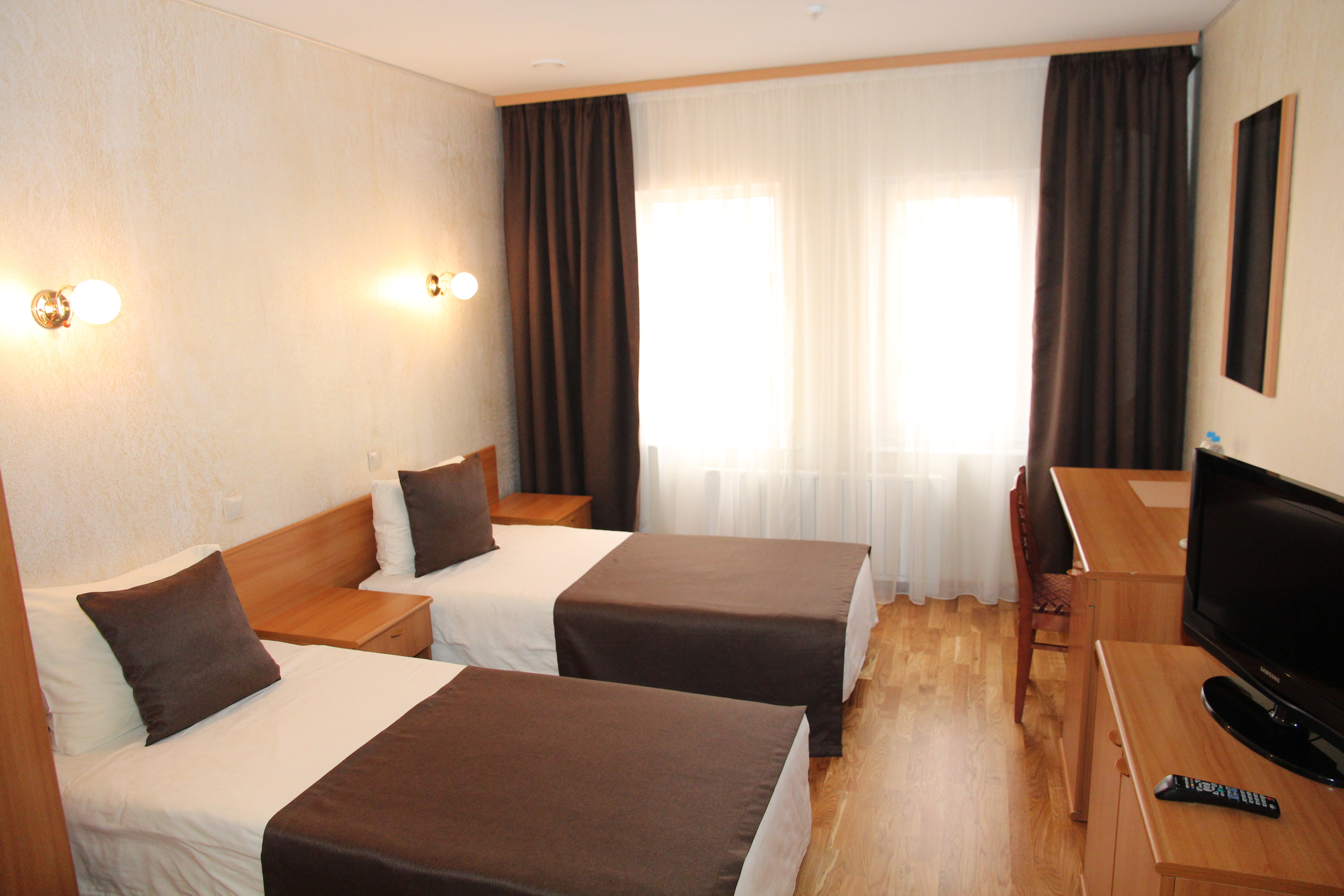Hotel Four Crowns-官方