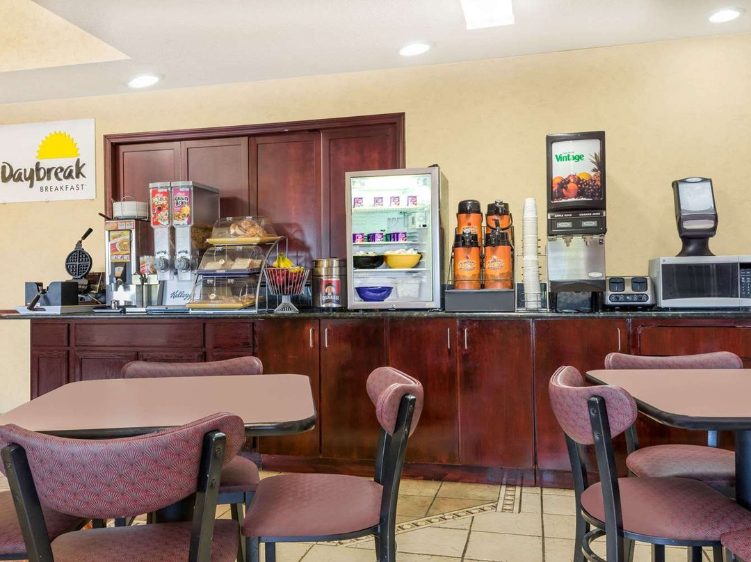 Days Inn by Wyndham Norton主图