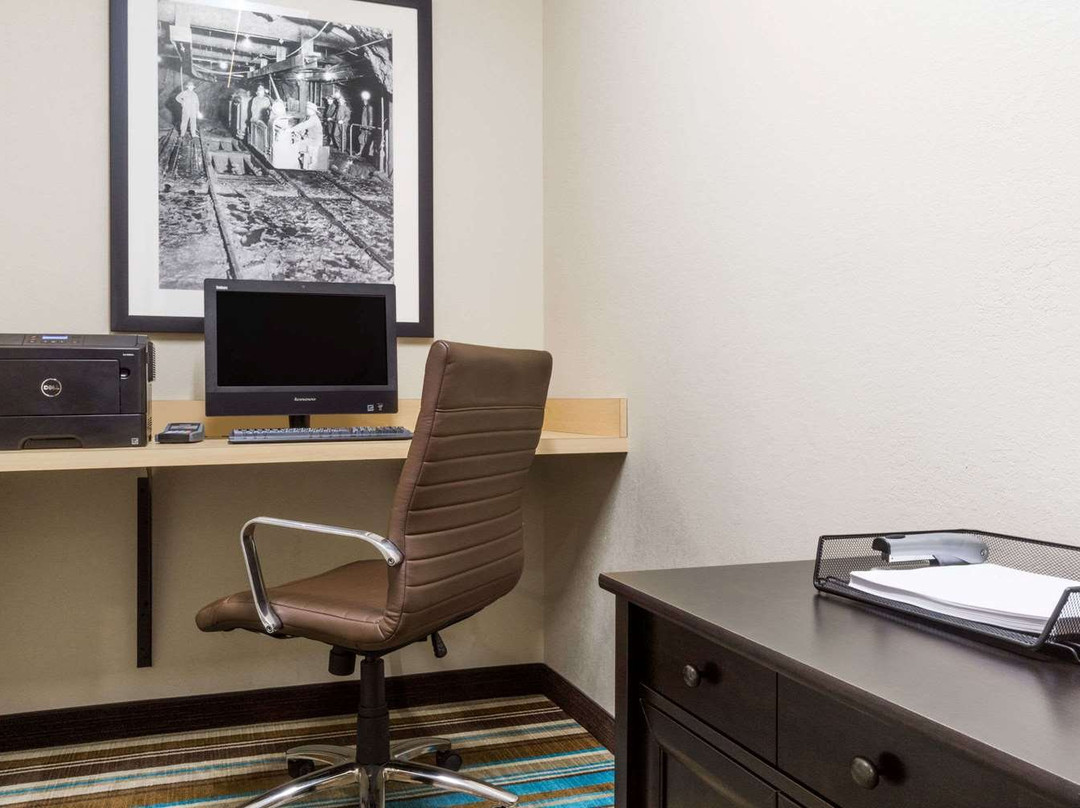 Hawthorn Suites by Wyndham Wheeling at Highlands主图