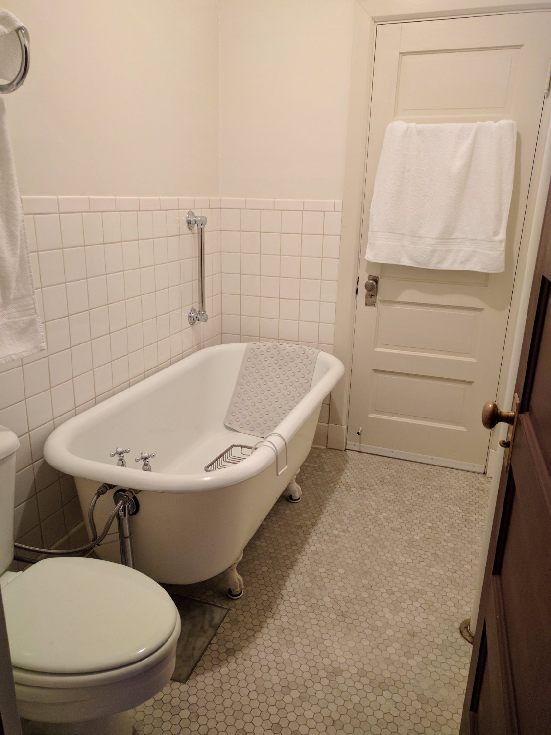 Centralia Square Grand Ballroom and Hotel-浴室