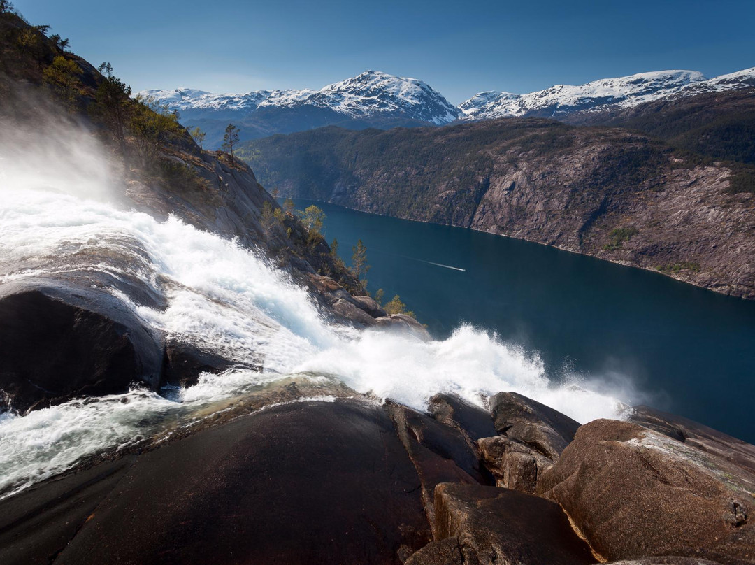 Langfoss Waterfall景点图片