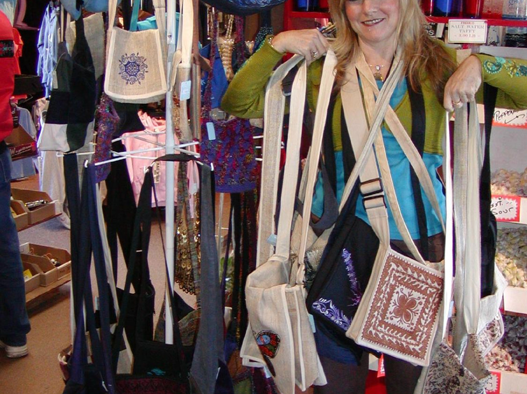 Flamingo Jim's-Rockaway Beach必去景点