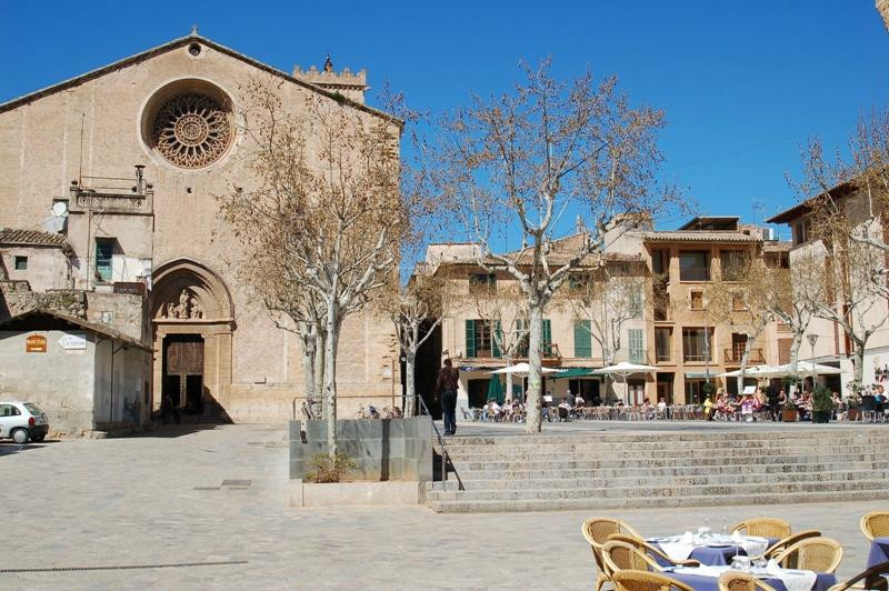 Pollenca旅游景点-Placa Major